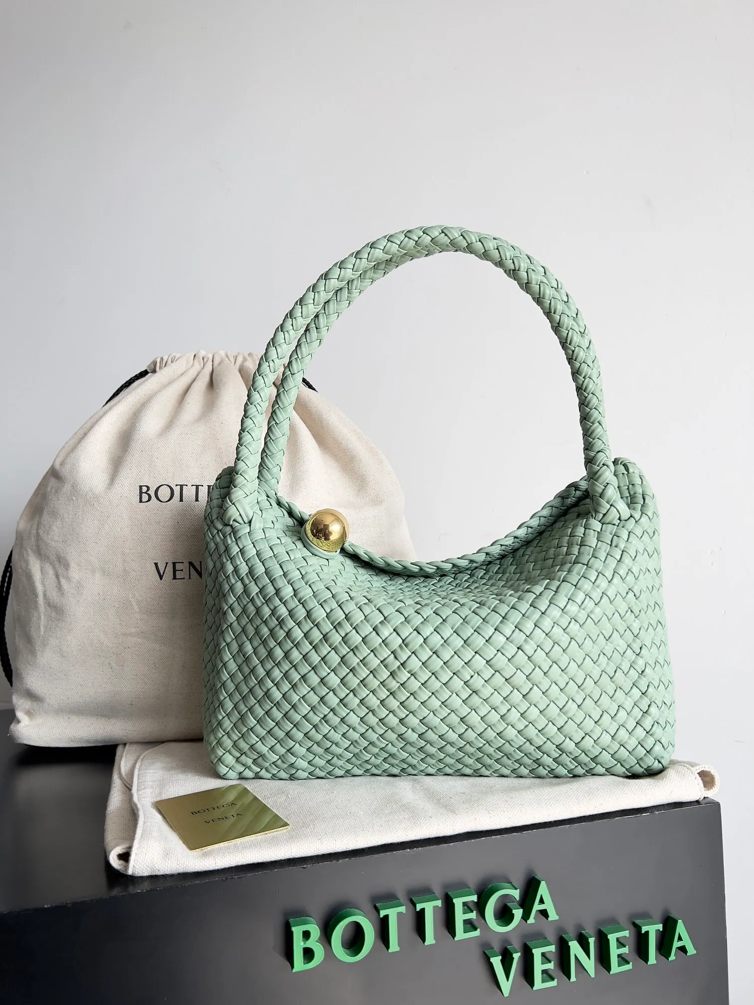 Batch 5760 BV collectible small woven handbags are really YYDS!! Bottega Veneta’s most classic small woven handbags are back! ! We use the highest quality leather with the highest craftsmanship❤️ to create the most expensive works. We have created the original Intrecciato leather weaving process❤️ This unique traditional exclusive leather weaving method has not only become our logo but also reflects the time-consuming and labor-intensive craftsmanship of our products❤️ The new TOSCA handbag must be a selection worth collecting🆕 Style number: 716974 Size: 27*9*18cm